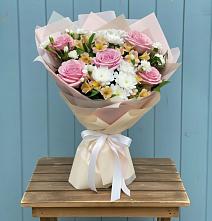 Букет цветов из:  Гвоздики, Орхидеи и Розы в Родыках