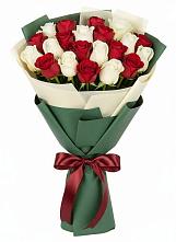 Букет Микс из красных и белых роз в Родыках