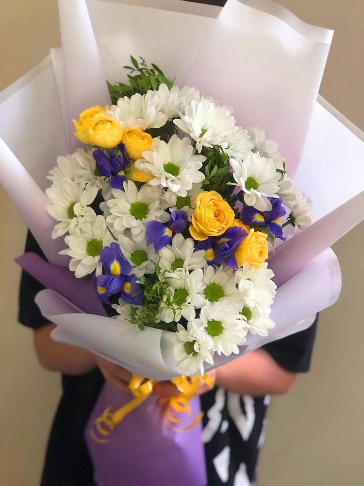 Букет цветов из: Ирисы, Хризантемы и Розы в Родыках