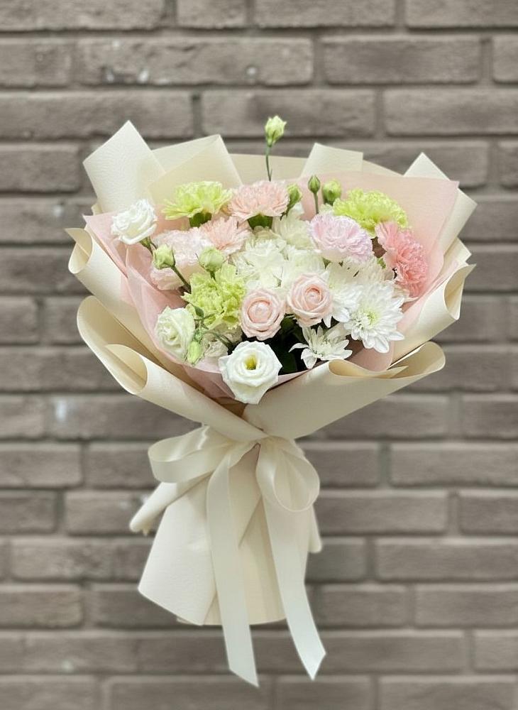 Букет цветов из: Гвоздики, Розы, Лизиантусы и Хризантемы в Родыках