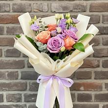 Букет цветов из:  Лизиантусы и Розы в Родыках