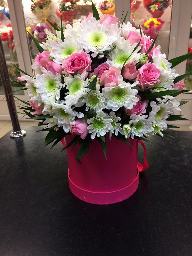 Цветочная композиция из Розы и Хризантемы в шляпной коробке в Родыках