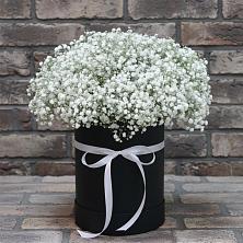 Цветочная композиция из Гипсофила в шляпной коробке в Родыках