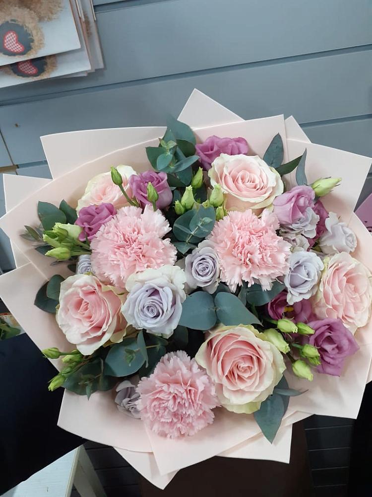 Букет цветов из: Розы, Гвоздики и Лизиантусы в Родыках