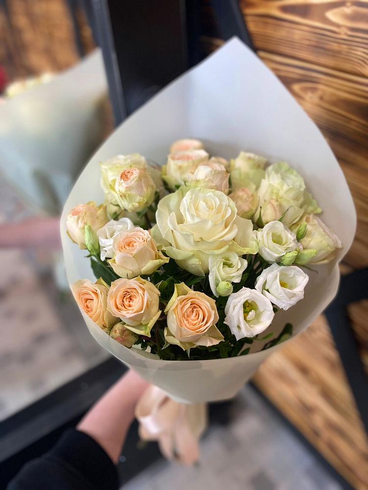 Букет цветов из: Розы и Лизиантусы в Родыках